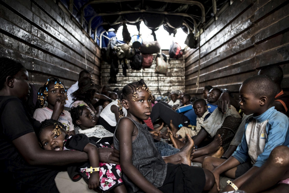 Jóvenes congoleños viajan en un camión mientras son repatriados desde Angola a Kananga en la provincia de Kasai de la República Democrática del Congo (RDC). 