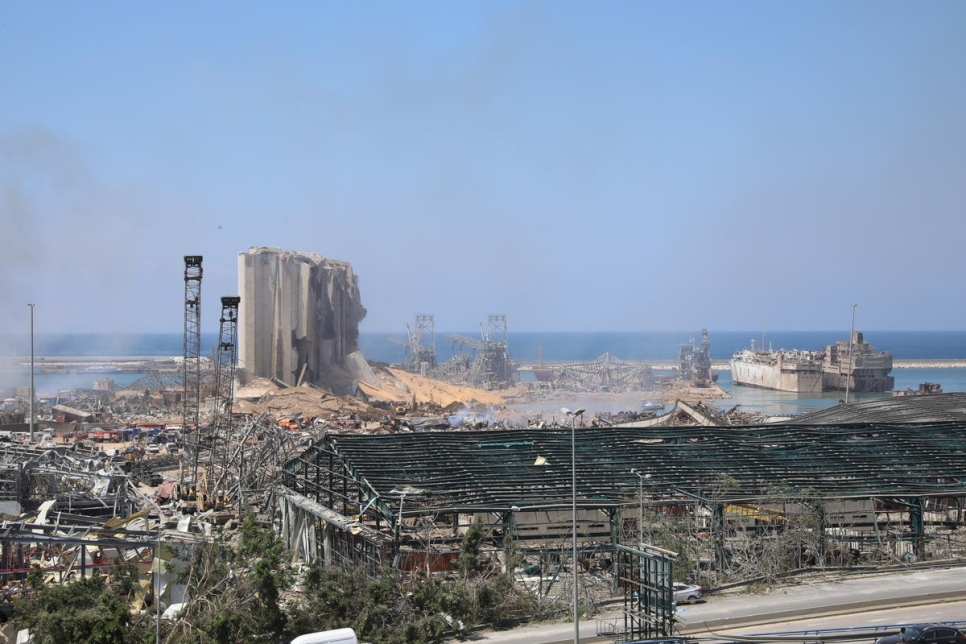 Les ruines de l'imposant silo à grains surplombent le port de Beyrouth, dévasté par l'explosion du 4 août dernier