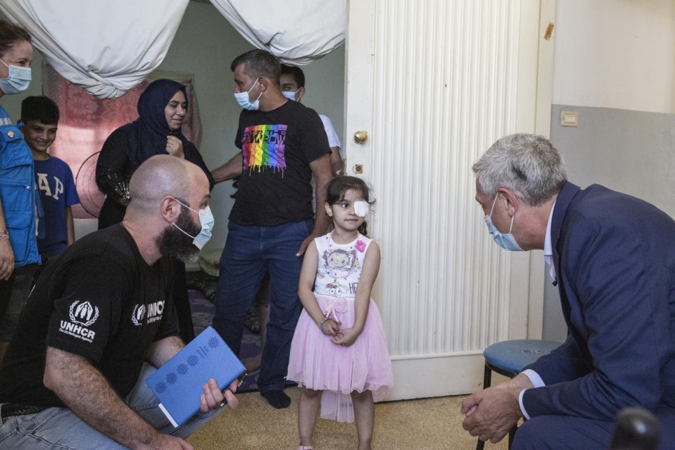 Grandi se encuentra con Sama Al-Hamad, de 6 años, una refugiada siria cuyo ojo resultó gravemente herido por la explosión. 