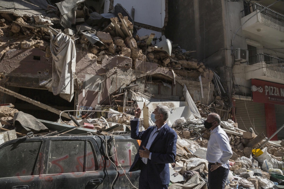Grandi visita los barrios gravemente dañados en el centro de Beirut, cerca del epicentro de la explosión. 