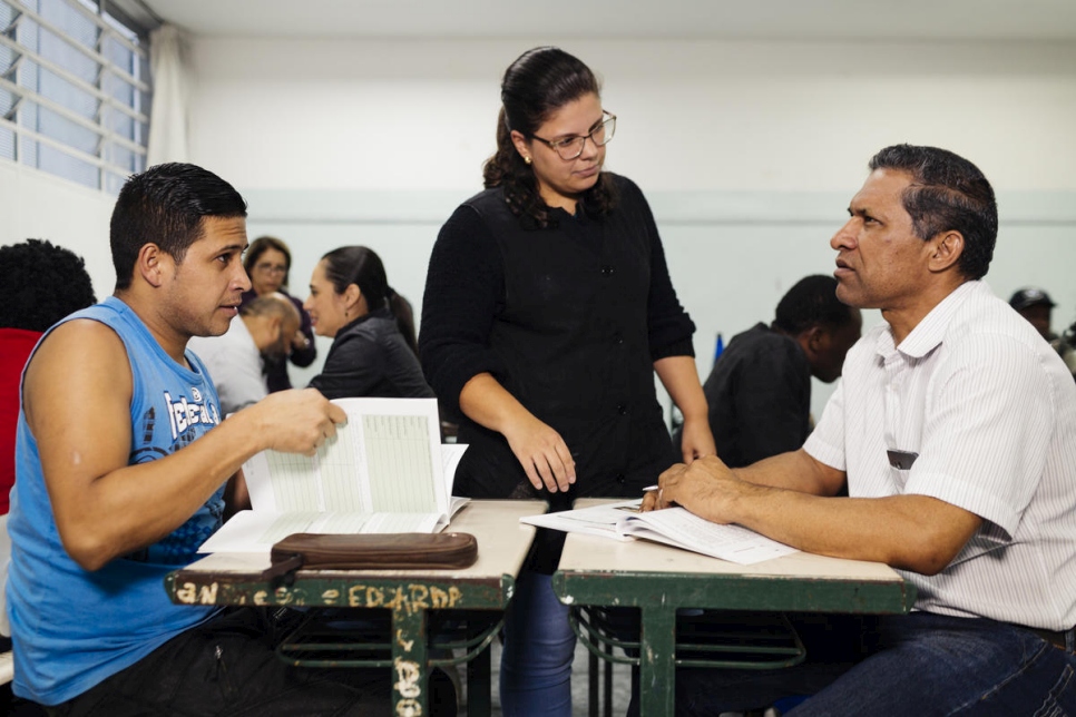 González durante una clase de portugués en la escuela municipal José Maria Whitaker, en São Paulo.