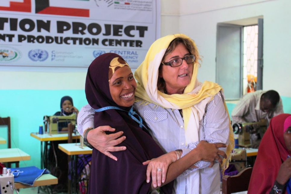 Alessandra Morelli, en ese entonces representante de ACNUR en Somalia, junto a una mujer desplazada en un taller de sastrería en Galkayo, en 2015.