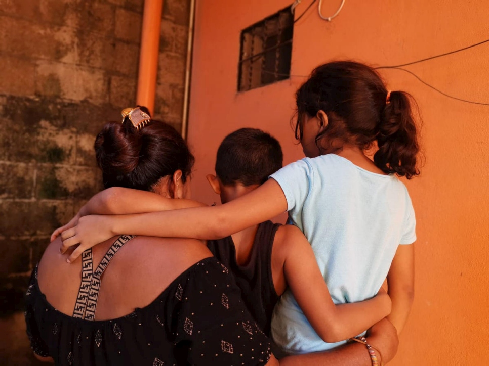 
Une famille, originaire du Honduras et qui a fui les menaces des gangs durant la pandémie de Covid-19, est photographiée ici dans un centre d'hébergement au Guatemala.
