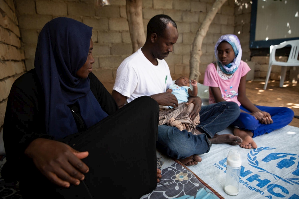 Des réfugiés soudanais du Darfour chez eux avec leur nouveau-né à Tripoli, en Libye. Juin 2020. 