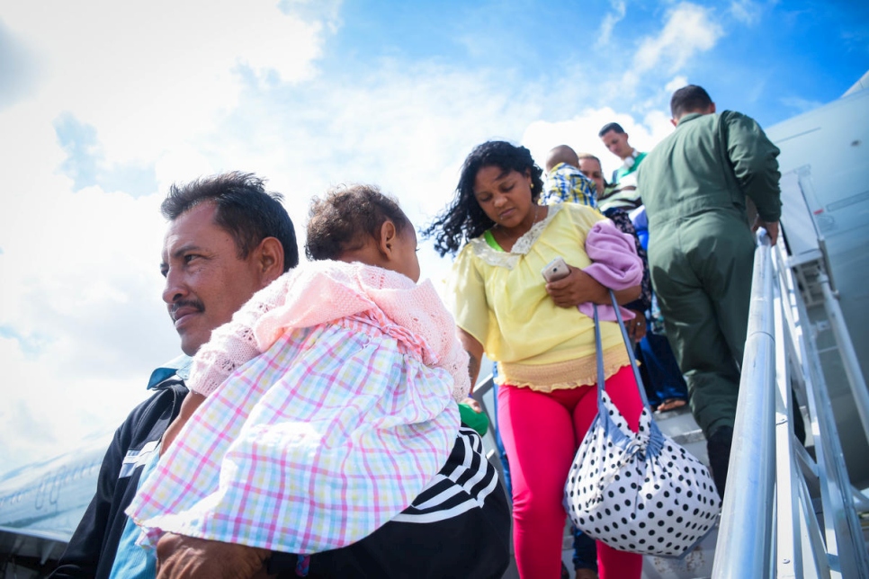 Un grupo de personas venezolanas llega al Aeropuerto Internacional de Recife, en ruta hacia Igarassu, en el estado de Pernambuco en Brasil.