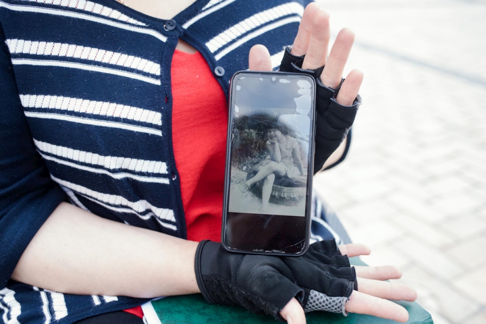 Tetiana Baransova, ganadora regional de Europa del Premio Nansen para los Refugiados, en Sophia Square, Kiev. Muestra una fotografía de ella misma a los 10 años, un día antes de un accidente que la dejó en silla de ruedas. 