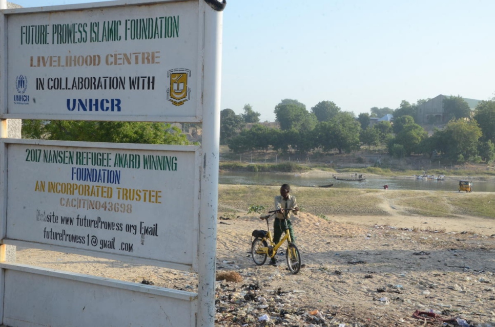 Un panneau indique le site de l'une des quatre écoles créées par Zannah Mustapha, lauréat de la distinction Nansen pour les réfugiés, dans l'État de Borno, au Nigéria. 