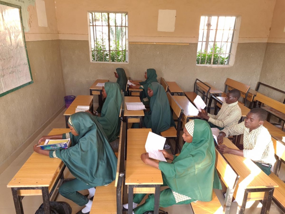 Des élèves déplacées dans une salle de classe de l'une des quatre écoles créées par Zannah Mustapha, lauréat de la distinction Nansen pour les réfugiés, dans l'État de Borno au Nigéria. 