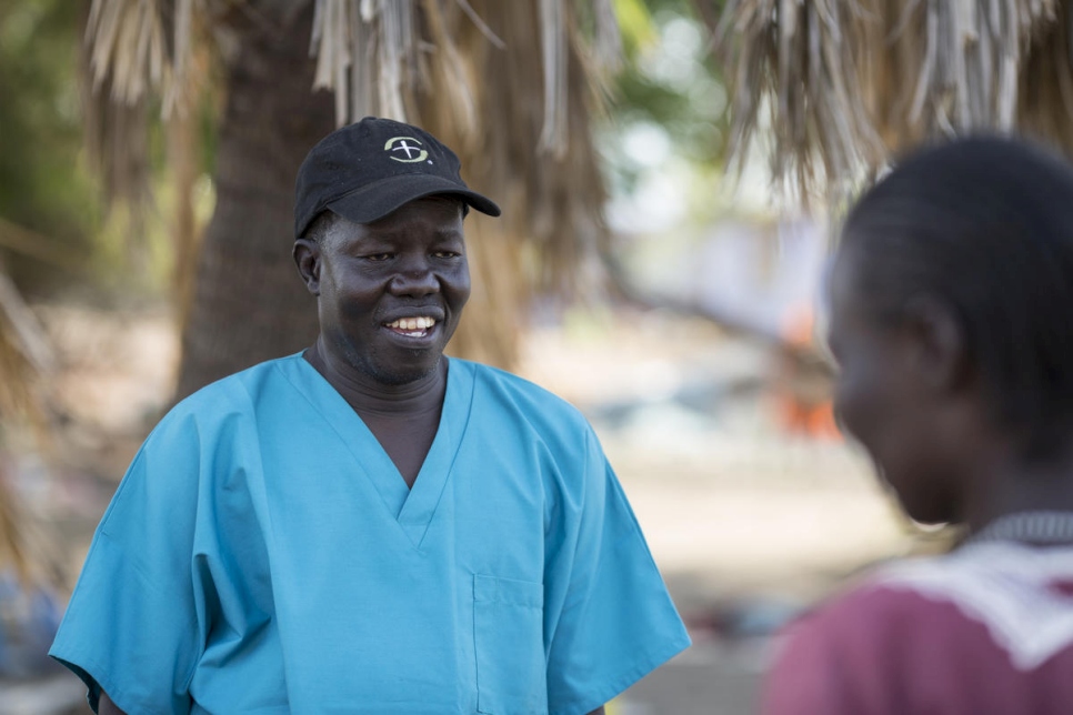 Le docteur Evan Atar lors d'une rencontre avec des patients devant l'hôpital de Bunj dans le comté de Maban, au Soudan du Sud. 