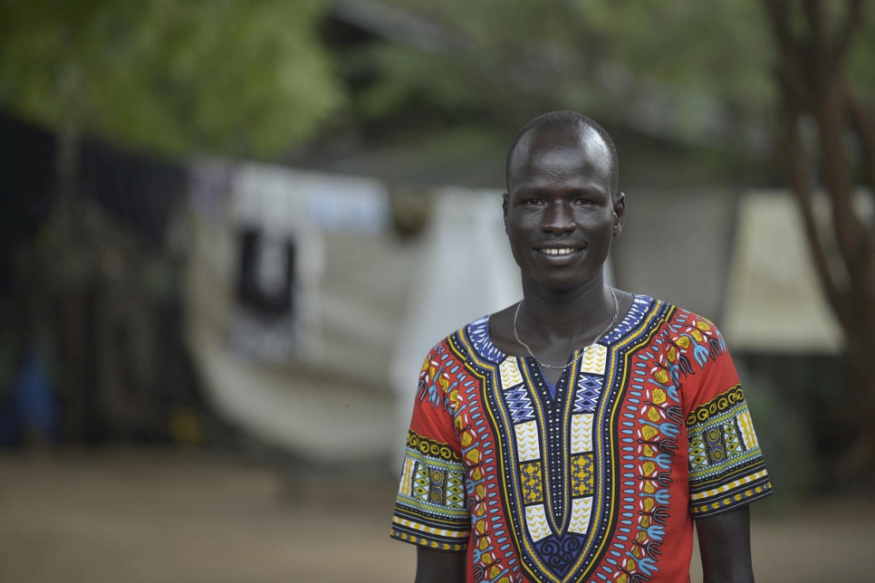 Yiech Pur Biel se tient devant sa maison au camp de réfugiés de Kakuma, au nord du Kenya.