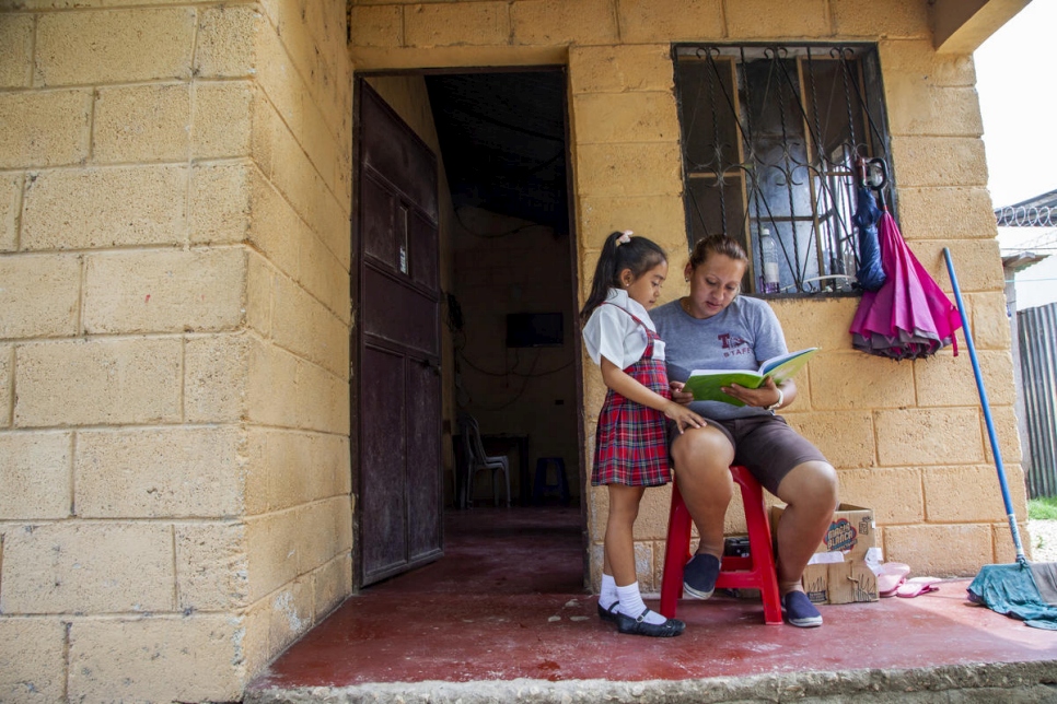 Rosmery con su hija en la casa donde viven en Petén, Guatemala.