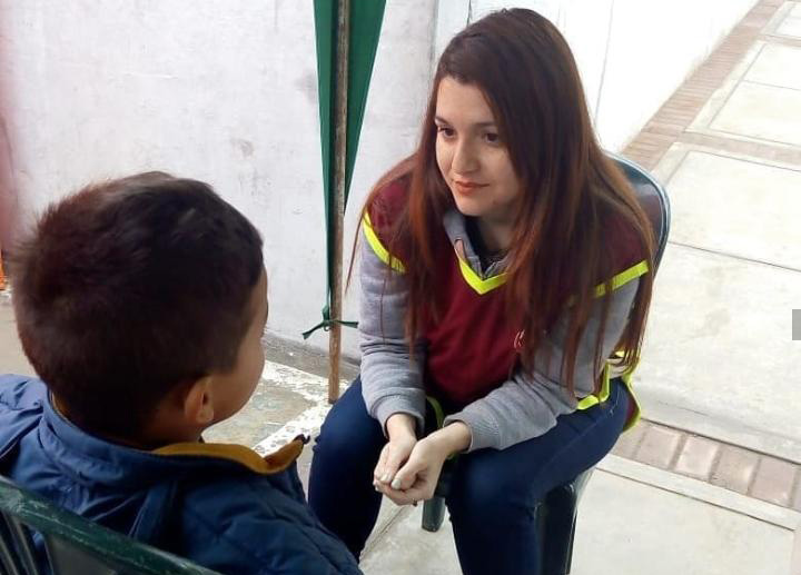 La psicóloga venezolana Loredana Hernández Giraud, de 29 años, brinda apoyo psicosocial a refugiados y migrantes venezolanos en Perú.