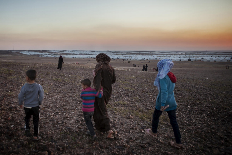 Refugiados sirios caminan cerca del campamento de Azraq en el norte de Jordania, marzo de 2016.
