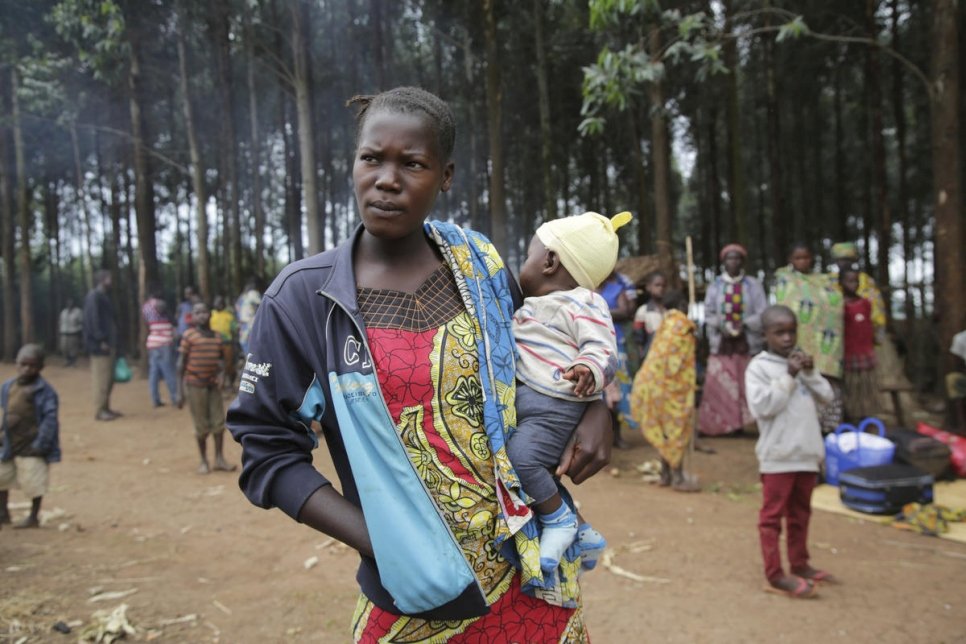 Une demandeuse d'asile congolaise tient son bébé de six mois dans les bras à Zombo en Ouganda, près de la frontière avec la République démocratique du Congo (RDC). Juin 2020. 