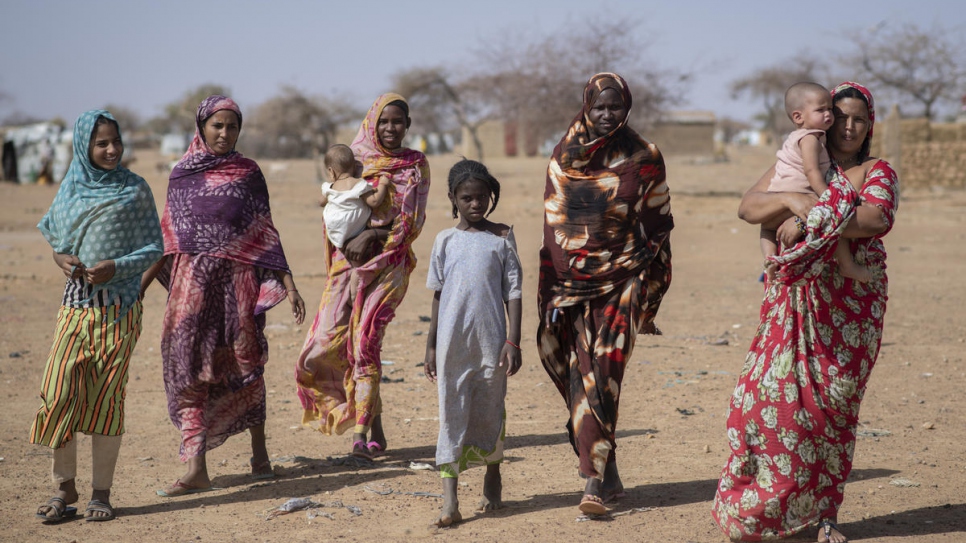 Des réfugiées maliennes traversent le camp de Goudoubo, au Burkina Faso, en février 2020.