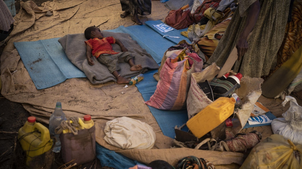 Un pequeño refugiado etíope duerme en un colchón en el centro de tránsito de Hamdayet (Sudán).