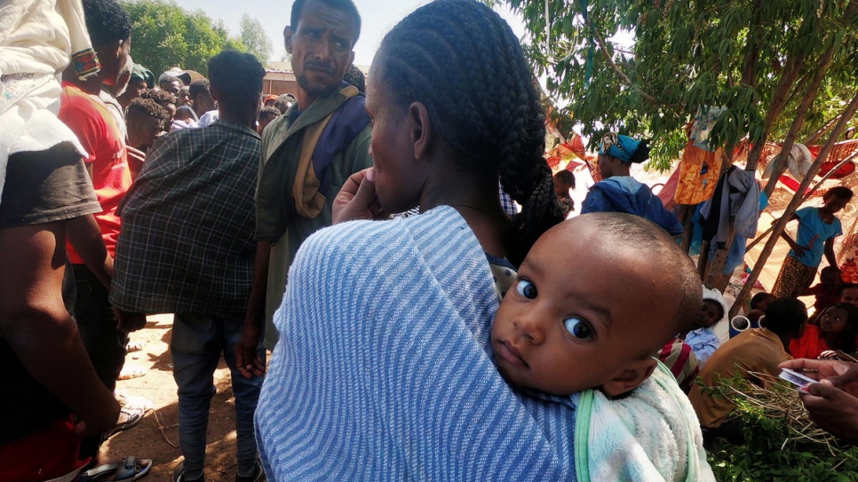 Personas etíopes que huyeron de los enfrentamientos en la región de Tigray se reúnen en la aldea de Hamdayet, en el estado de Kasala, en la frontera entre Sudán y Etiopía.