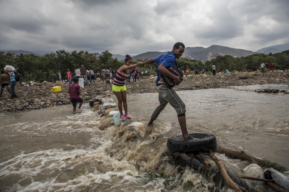 Personas venezolanas cruzan el río Táchira para buscar comida y seguridad en Cúcuta, Colombia. 
