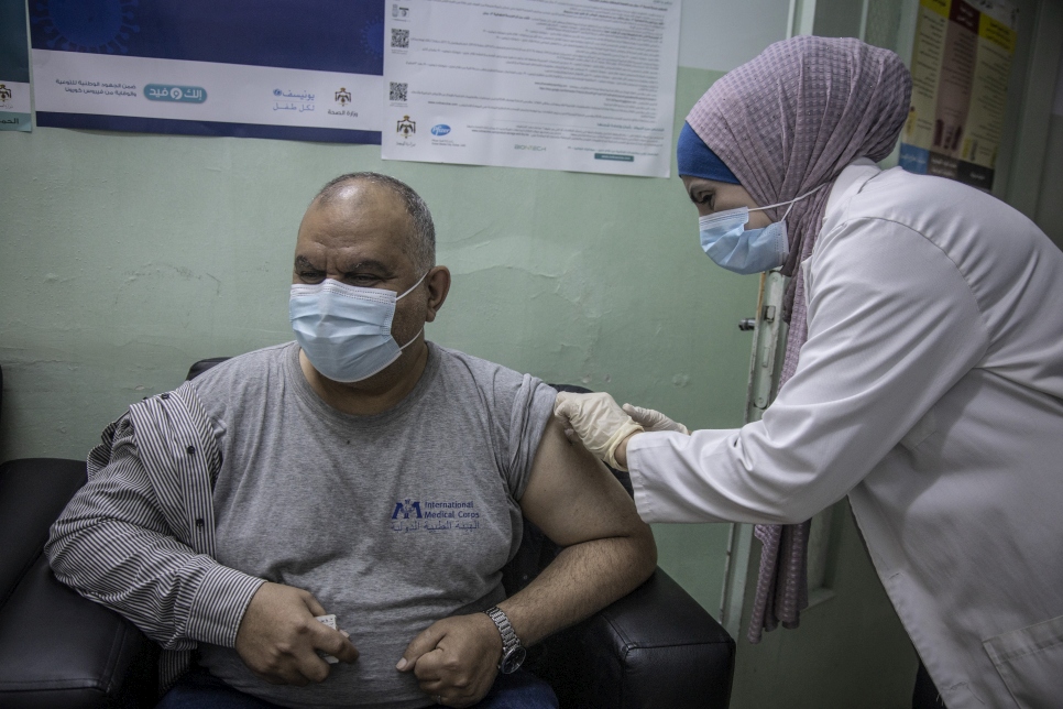 Une infirmière administre une dose de vaccin contre la Covid-19 au centre de vaccination d'Irbid en Jordanie. 