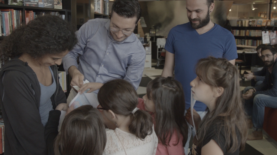 Niñas en una firma de libros en Estocolmo para la organización de beneficencia Hero2B.