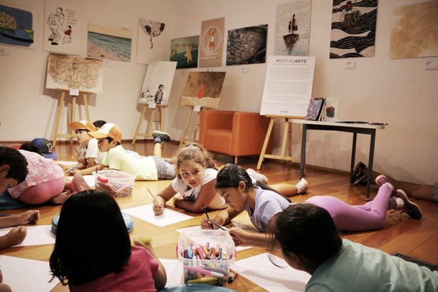 Niños y niñas de Antofagasta visitaron \X65Refugiarte y participaron de un taller para dialogar sobre refugiados y migración.