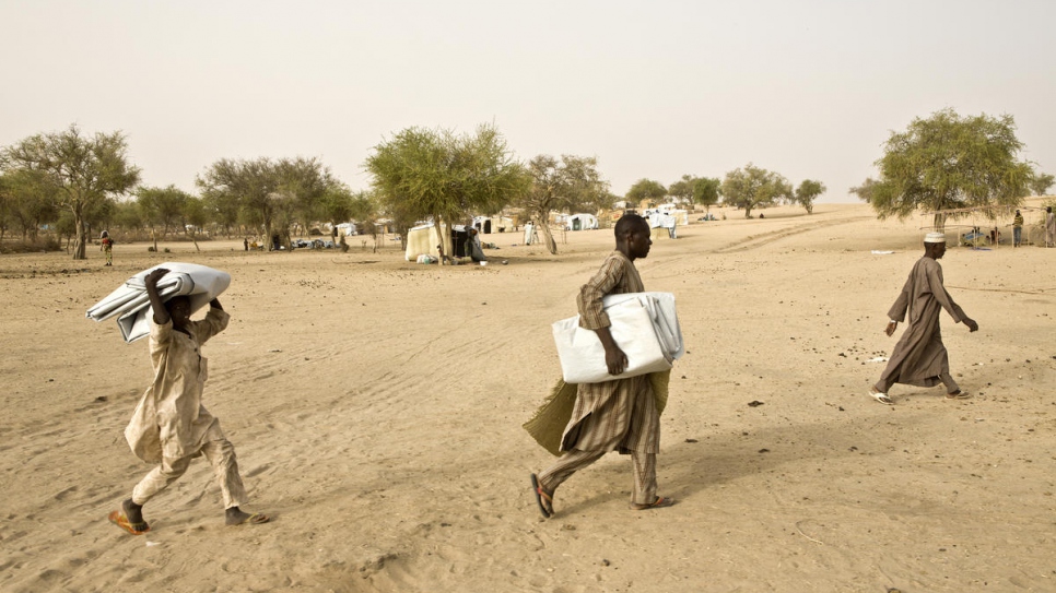 Refugiados nigerianos llevan lonas plásticas para cubrir sus hogares en el campo de refugiados de Sayam Forage en Diffa, en Níger. Foto de archivo, mayo de 2016. 