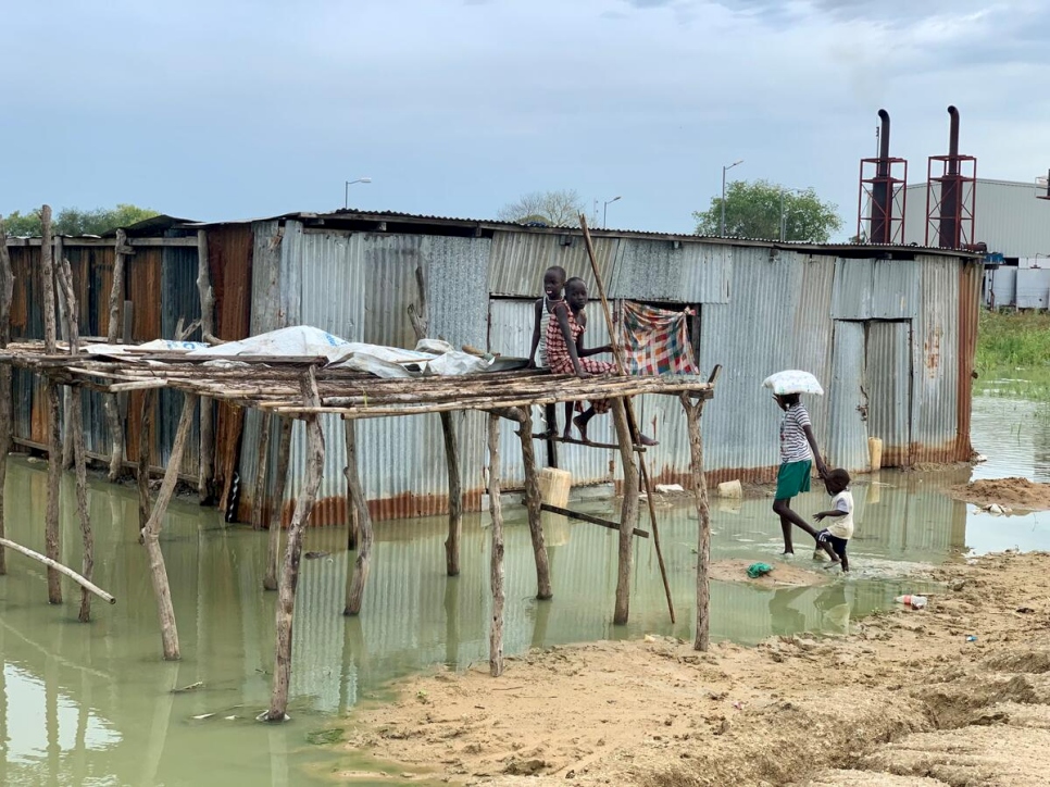 Malgré la montée du niveau des eaux, de nombreuses familles continuent à vivre dans leurs maisons touchées par les inondations dans l'État de Jonglei au Soudan du Sud, stockant les denrées périssables, comme la nourriture, sur des échafaudages de fortune.  