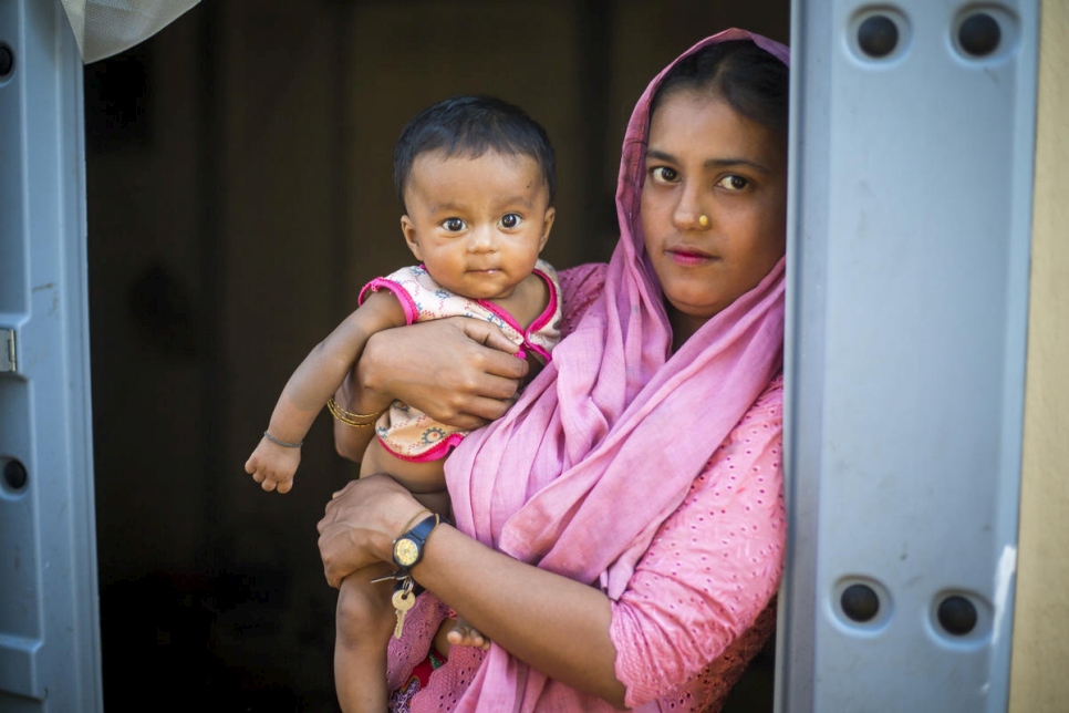 Une mère réfugiée rohingya nouvellement arrivée et son enfant trouvent refuge dans le centre de transit du HCR à Kutupalong, au Bangladesh, en novembre 2018. 