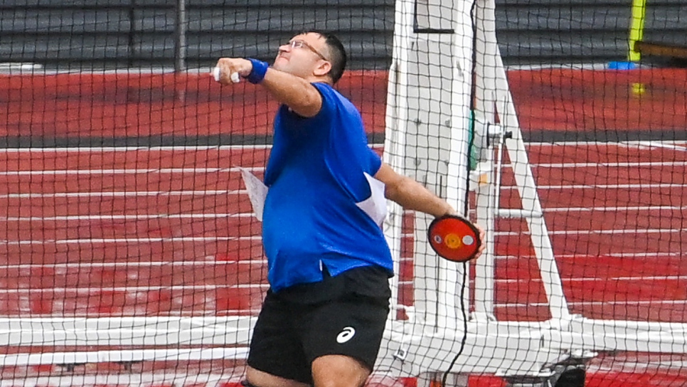 El dos veces paralímpico Shahrad Nasajpour, del Equipo Paralímpico de Atletas Refugiados, compite en el lanzamiento de disco masculino F37.