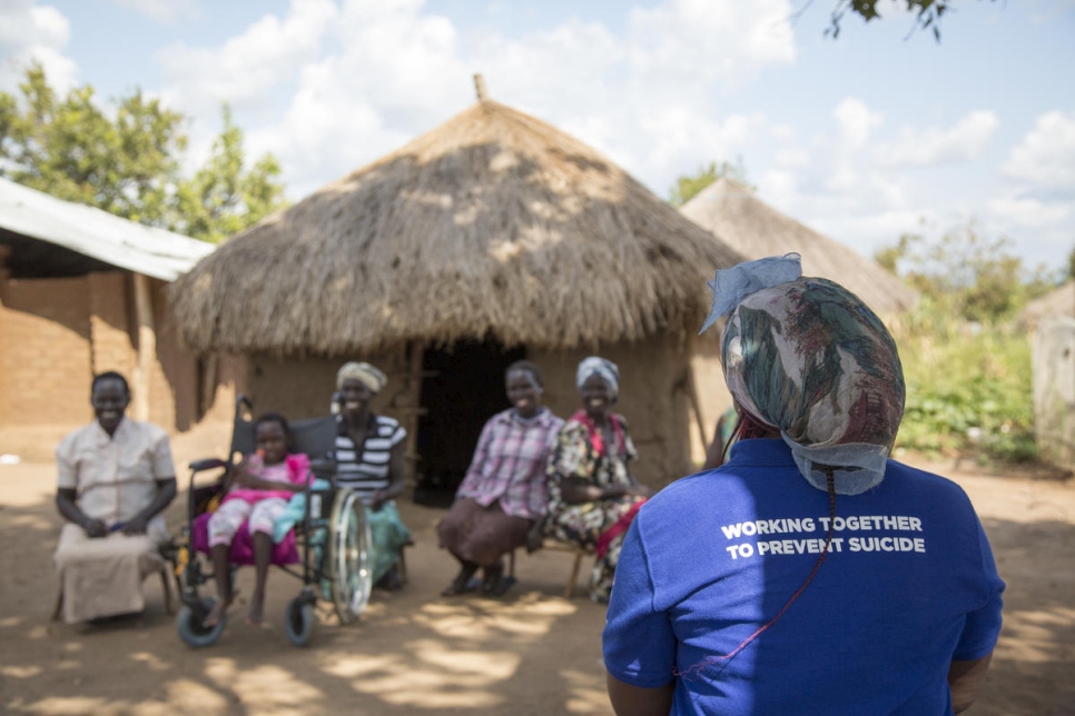 La ONG socia del ACNUR, la Organización Psicosocial Transcultural, celebra una sesión de asesoramiento con un grupo de mujeres refugiadas de Sudán del Sur con pensamientos suicidas en el asentamiento Bidibidi de Uganda. 