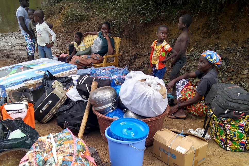 Solicitantes de asilo que han huido de la tensión electoral en Costa de Marfil esperan en el paso fronterizo de Buutuo, en la vecina Liberia.