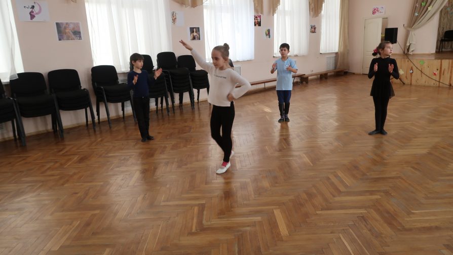 Children are learning traditional Crimean dances.