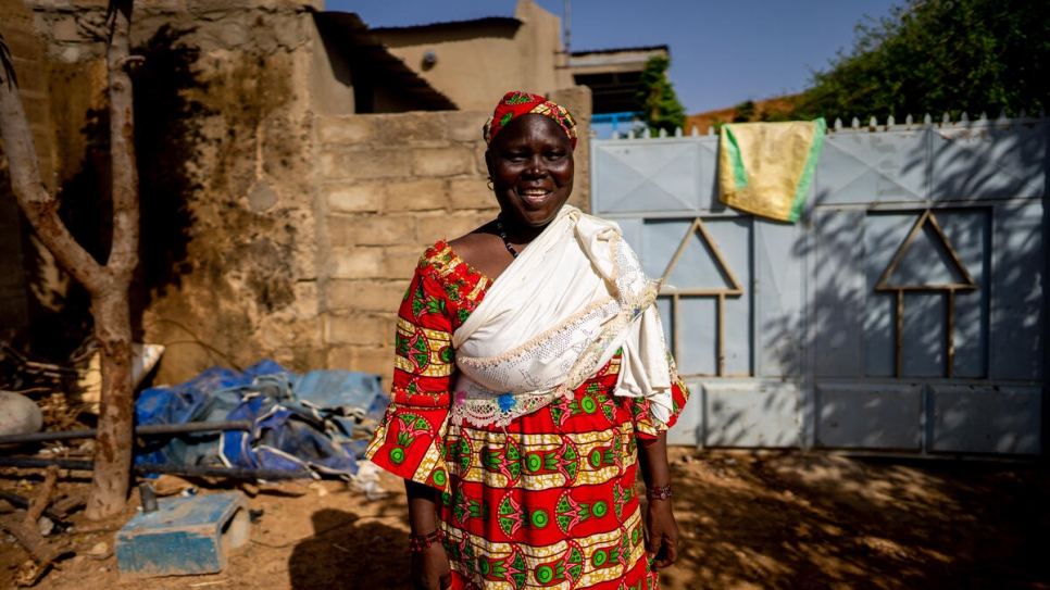 La mobilisatrice communautaire Roukiatou Maiga devant sa maison à Dori, au Burkina Faso. 