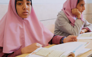Parisa (à gauche), une réfugiée afghane de 16 ans, suit des cours à Ispahan, en Iran