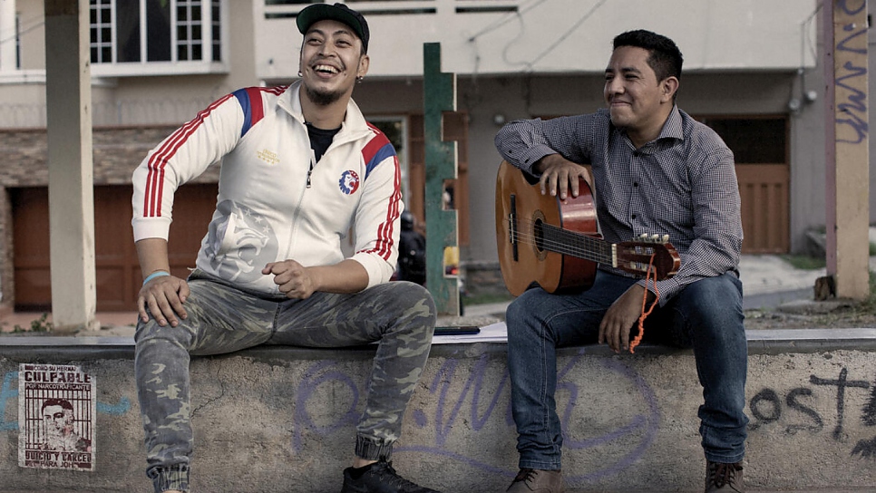 Santiago Avila (à gauche), directeur de Jovenes Contra la Violencia, avec son ami anciennement membre de son groupe de musique, Fabian Zuniga.