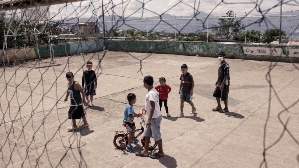 Jóvenes Contra la Violencia veut donner aux jeunes des solutions autres que l'association aux gangs. 