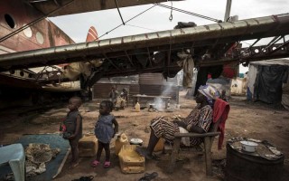 Une famille déplacée trouve refuge sous l'aile d'un vieil aéronef à l'aéroport de Bangui, en République centrafricaine.