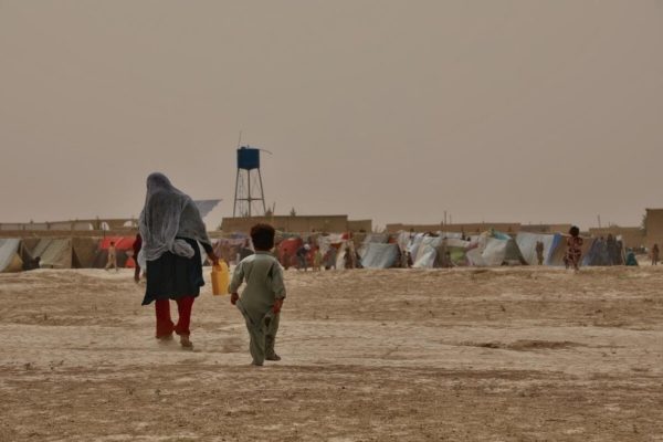 Une femme et un enfant.