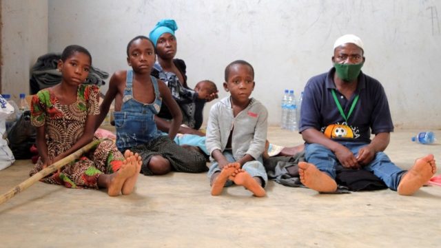 Adelino Alberto et sa famille, qui ont fui une attaque revendiquée par des groupes armés non étatiques contre la ville de Palma, se trouvent ici dans un centre de transit à Pemba, au Mozambique.