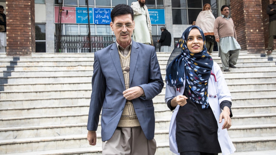 Saleema et son père Abdul Rehman, 49 ans, à l'hôpital Holy Family. « S'il y a un problème dans ma communauté, on me sollicite parce que j'ai une fille médecin. C'est une grande fierté pour nous », souligne Abdul. 