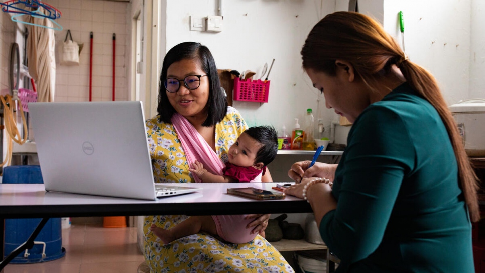 Deborah et Kip de l'Organisation des femmes réfugiées ethniques du Myanmar, dirigent une session de soutien virtuel avec d'autres femmes réfugiées.