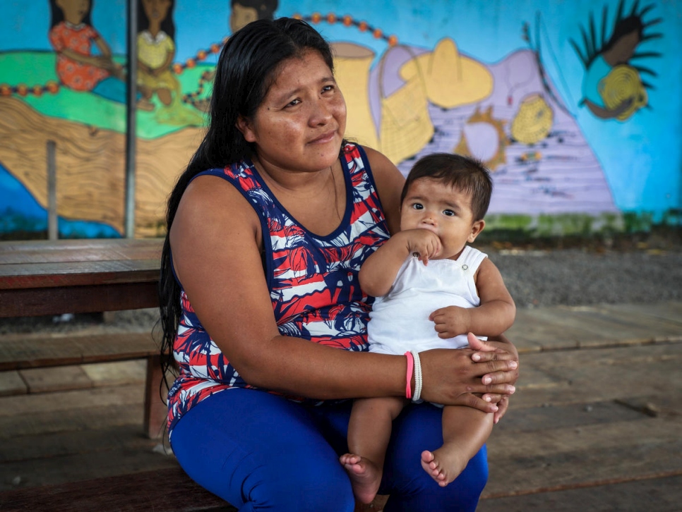 Une mère indigène warao et son bébé photographiés ici au centre d'hébergement de Pintolandia, à Boa Vista, au Brésil. Juillet 2020. 