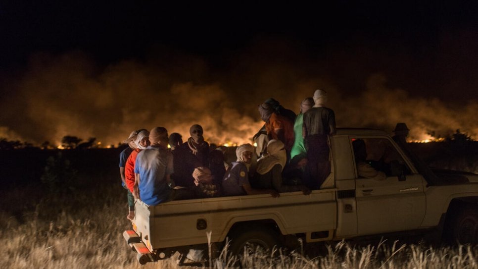 After three hours of driving through the Mauritanian bush in pick-up trucks, the Refugee Fire Brigade arrives at the site of a fire. 