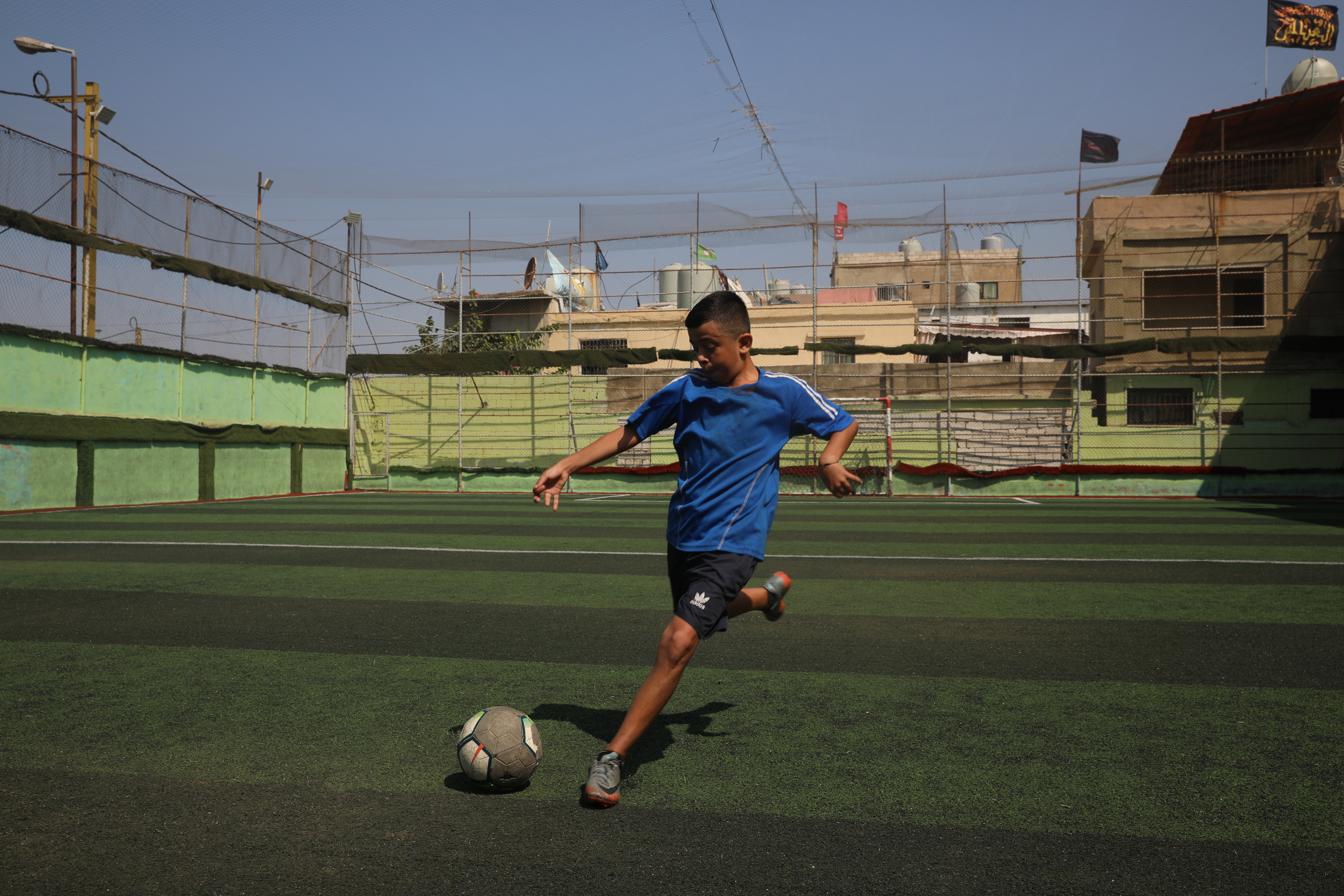 Young boy playing football 