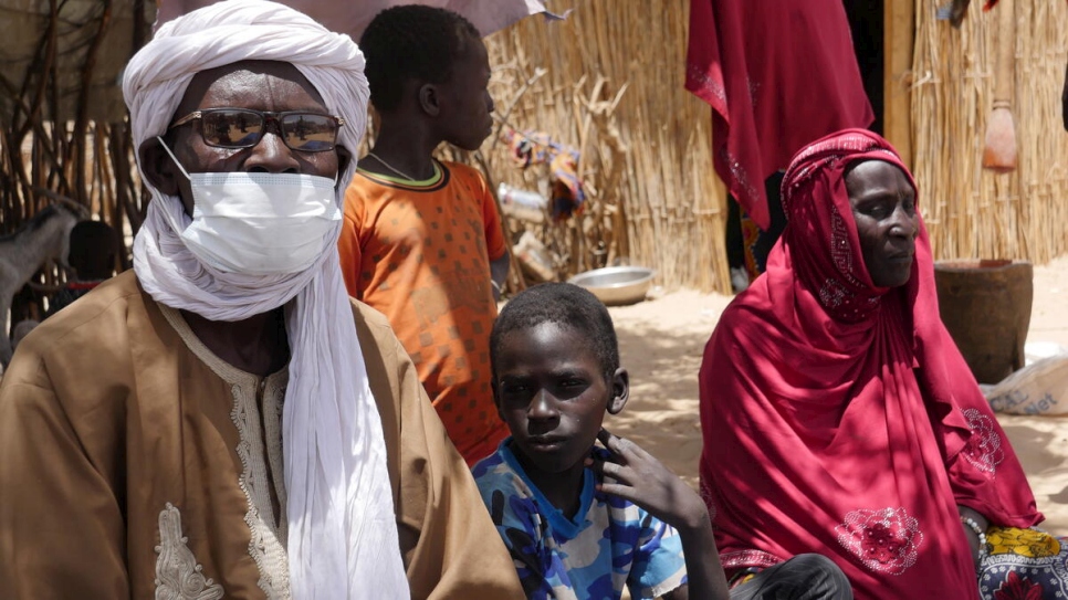 Chad. A family of internal displaced persons in Forkolom site, in front of their homes (4)