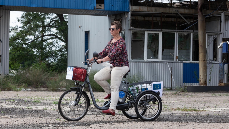 Volunteers and social workers have been provided with 228 bicycles and 35 electric tricycles to visit communities located near the contact line in eastern Ukraine. 