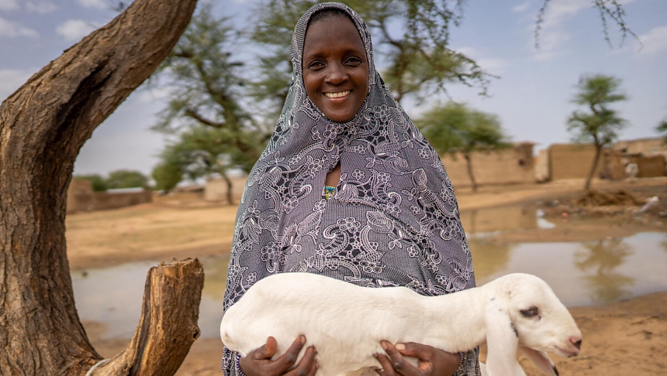 Fatoumata Diallo, 43 ans, est restée avec Roukiatou après avoir fui sa maison avec sa famille lorsque leur village a été attaqué. 