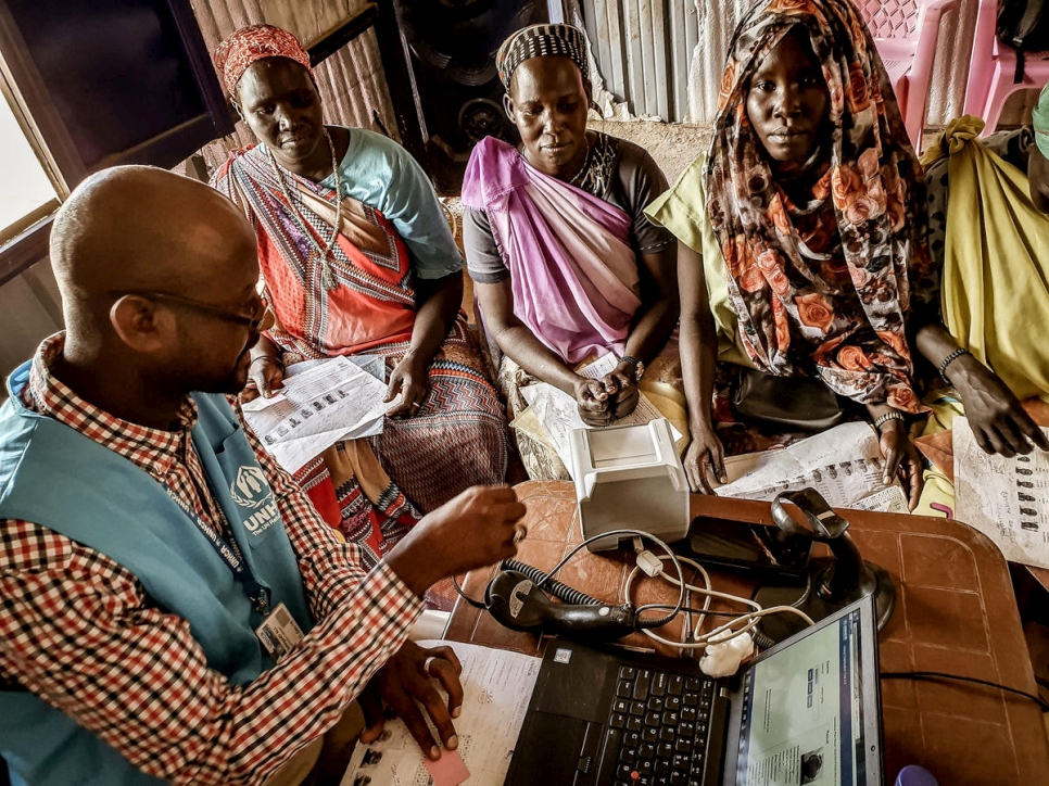 Sudan. Assistant High Commissioner for Operations visits refugee camp