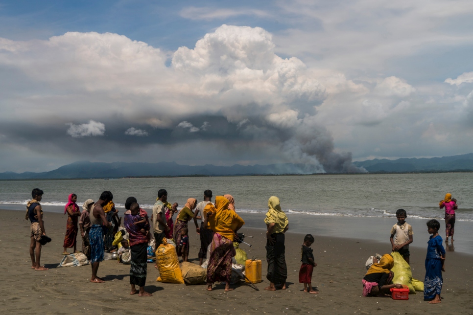 Des familles rohingyas se regroupent sur la plage de Dakhinpara, au Bangladesh, après avoir traversé la mer à bord de bateaux de pêche en provenance du Myanmar. 