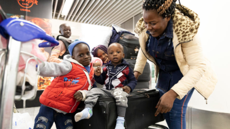 Hervestigde vluchtelingen komen aan in Portugal. © UNHCR/José Ventura